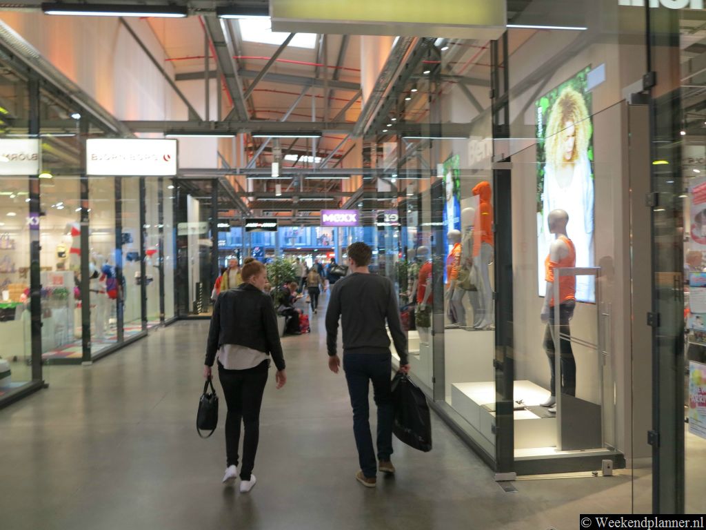 Op vrijdag en zaterdag is het winkelcentrum open van 10:00 tot 19:00 uur. Op zondag is het gesloten. Tip:  Designer Outlet Centra rond Nederland.